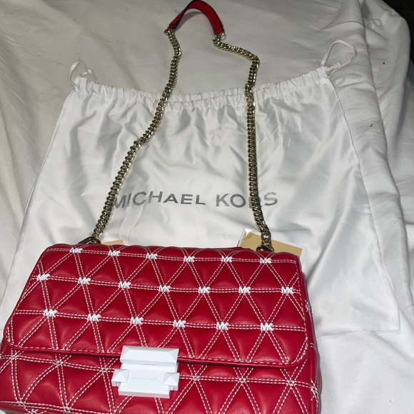 I am selling a barely used MK Crossbody bag. - Picture 3 of 6